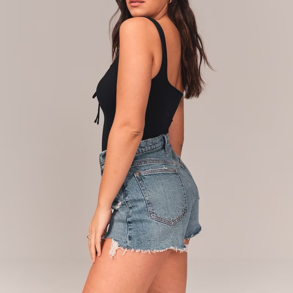 ✨ A&F Curve Love High Rise Mom Short - Picture 2 of 3
